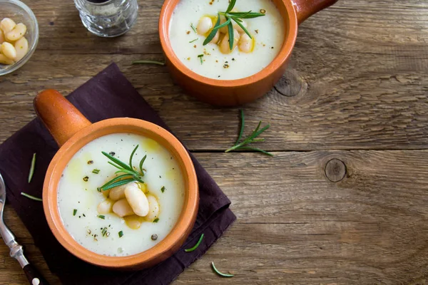 Цветная капуста и белый бобовый суп — стоковое фото