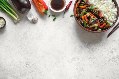 Tavada patlıcan ve dolmalık biber karıştırın