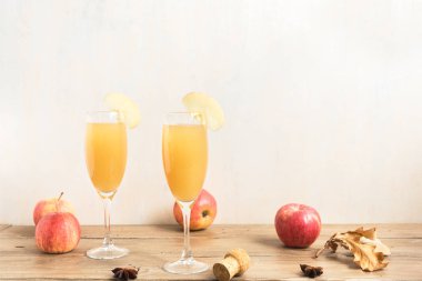 Elma mimoza kokteyli