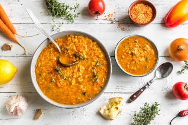 Mercimek ve sebze çorbası.