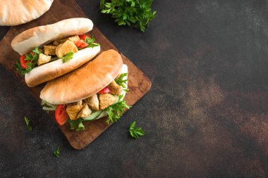 tavuk tikka naan sandviç
