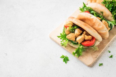 tavuk tikka naan sandviç