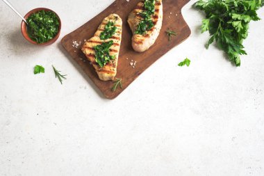 Chimichurri soslu tavuk göğsü.