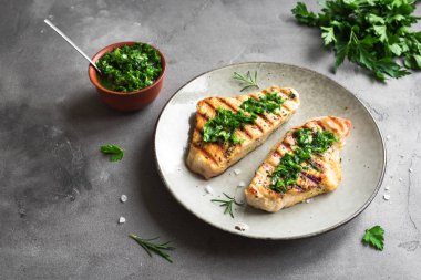 Chimichurri soslu hindi bifteği