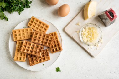 Yumurta ve peynirli waffle.
