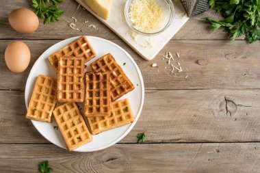 Yumurta ve peynirli waffle.