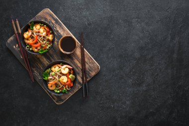 Kızarmış soba ve karides stir