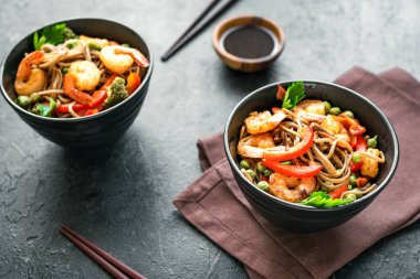 Kızarmış soba ve karides stir