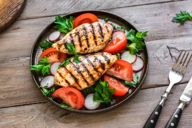 Kızarmış tavuk göğsü, fileto, biftek ve taze sebze salatası. Sağlıklı keto, ketojenik öğle yemeği menüsü ızgara tavuk eti, organik sebzeler ve yeşillikler..