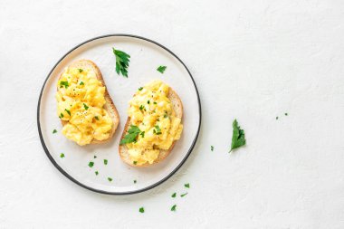 Sağlıklı kahvaltı ya da kahvaltı için yumurtalı ekmek, üst manzara, fotokopi alanı. Ev yapımı yemek, çırpılmış yumurtalı sandviç..