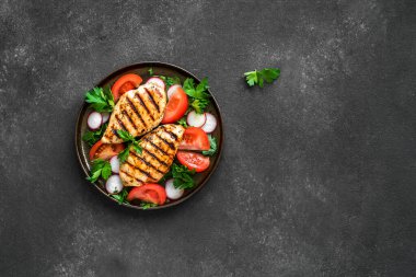 Izgara tavuk göğsü, fileto, biftek ve taze sebze salatası, üst manzara, fotokopi alanı. Sağlıklı keto, ketojenik öğle yemeği menüsü tavuk eti, organik sebzeler ve yeşillikler..