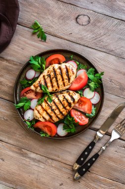 Izgara tavuk göğsü, fileto, biftek ve taze sebze salatası, üst manzara, fotokopi alanı. Sağlıklı keto, ketojenik öğle yemeği menüsü tavuk eti, organik sebzeler ve yeşillikler..