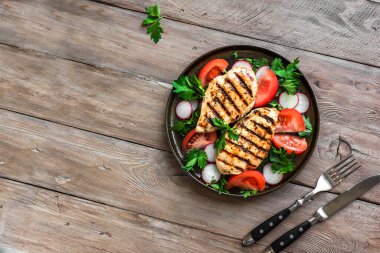 Barbekü ızgara tavuk göğsü, fileto, biftek ve taze sebze salatası, üst manzara, fotokopi alanı. Sağlıklı keto, ketojenik öğle yemeği menüsü tavuk eti, organik sebzeler ve yeşillikler..