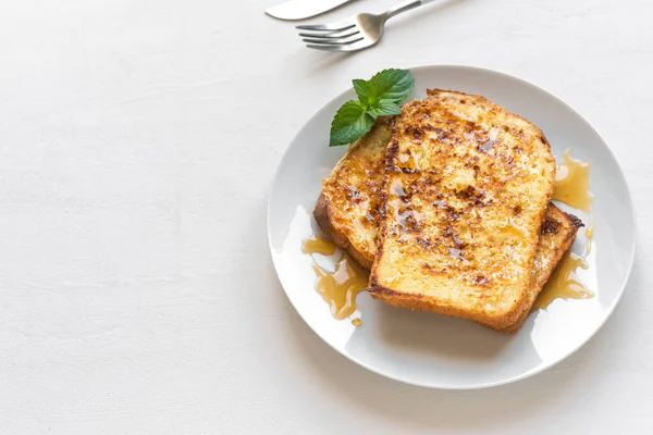 Franska Rostat Bröd Med Honungssirap Tallrik Vit Bakgrund Kopiera Utrymme — Stockfoto