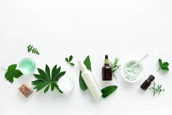 Natuurlijke Cosmetische Producten Groene Bladeren Witte Achtergrond Bovenaanzicht Kopieerruimte Natuurlijke — Stockfoto