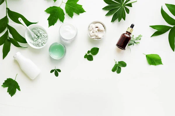 Natuurlijke Eco Schoonheid Cosmetische Producten Groene Bladeren Witte Achtergrond Bovenaanzicht — Stockfoto