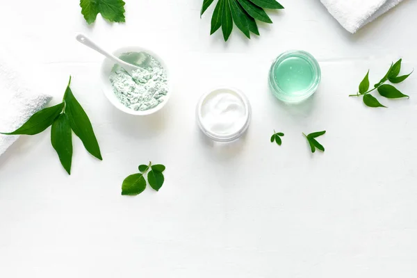 Natuurlijke Eco Schoonheidsbehandeling Cosmetische Producten Handdoek Groene Bladeren Witte Achtergrond — Stockfoto