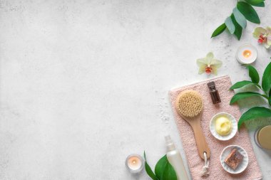 Doğal Banyo Aksesuarları ya da Beyaz Taş zemin üzerinde bitki ve çiçeklerle Spa Ayarları, üst görünüm, kopyalama alanı. Günlük vücut bakımı konsepti, organik banyo ürünleri.