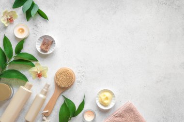 Banyo aksesuarları ya da beyaz taş arka planda bitki ve çiçeklerle Spa Ayarları, üst görünüm, kopyalama alanı. Günlük vücut bakımı konsepti, organik banyo ürünleri.