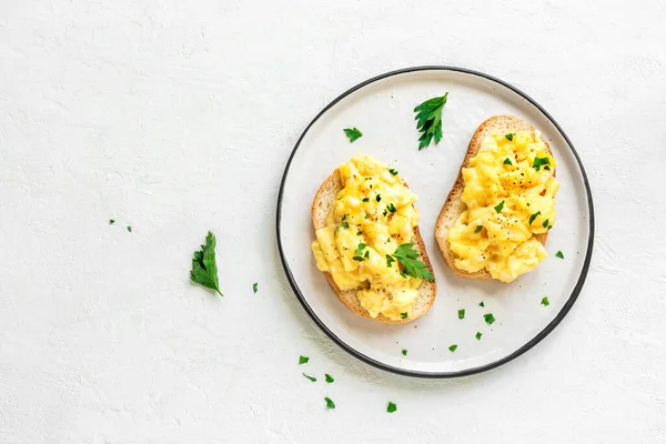 Äggröra Ägg Rostat Bröd För Hälsosam Frukost Eller Brunch Ovanifrån — Stockfoto