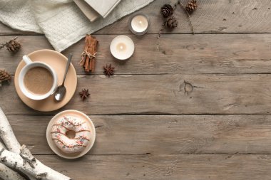 Bir fincan kahve, çörek, mum, battaniye ve kitapla sıcak bir ev. Hygge ev içi ya da rahatlama konsepti, İskandinav yaşam tarzı, kopyalama alanı.