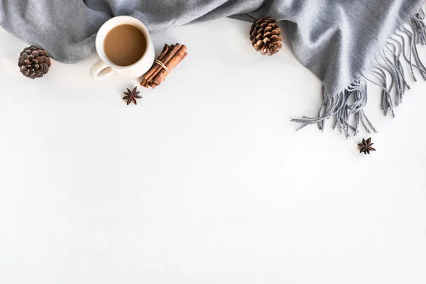 Őszi Vagy Téli Hangulatos Kompozíció Szürke Meleg Takaróval Csésze Kávéval — Stock Fotó
