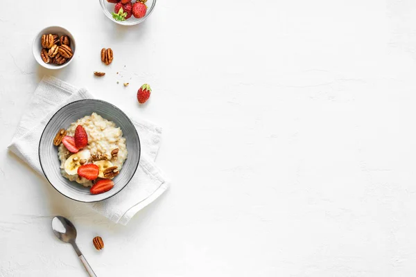 Avena Gachas Coco Con Fresas Pacanas Plátano Sobre Mesa Blanca —  Fotos de Stock