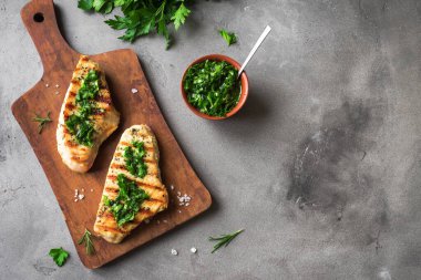 Yeşil Chimichurri soslu ızgara tavuk bifteği, kopyalama alanı. Ev yapımı tavuk ya da taze otlu hindi göğsü bifteği..