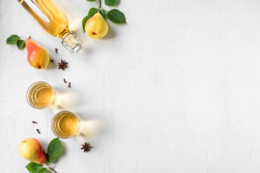 Armut şarabı ya da bardakta mayalanmış meyve içeceği ve beyaz, üst manzara, kopyalama alanı üzerine organik armut. Baharatlı ev yapımı sert armut şarabı..