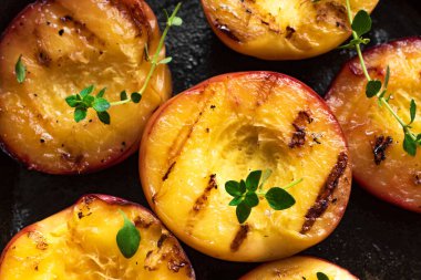 Kekikli ızgara şeftali, tatlım. Yaklaş. Ev yapımı bbq kavrulmuş şeftali ya da nektarin, kırsal yaz ya da sonbahar tatlısı.