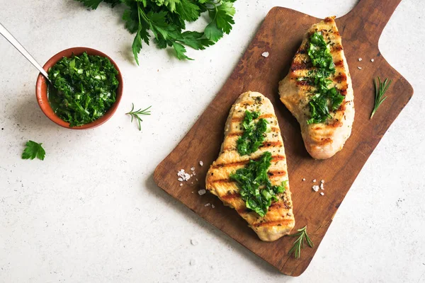 Filete Pollo Parrilla Con Salsa Chimichurri Verde Espacio Para Copiar —  Fotos de Stock