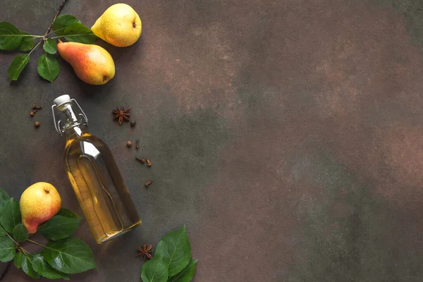 Bebida Sidra Pera Bebida Fruta Fermentada Vasos Botellas Peras Orgánicas — Foto de Stock