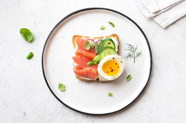 Krem peynirli, yumuşak yumurtalı, sebzeli ve sebzeli sağlıklı açık somon sandviçi. Kahvaltı ya da brunch için lezzetli protein balıklı sandviç, üst manzara, kopyalama alanı.