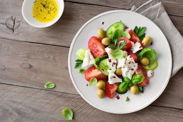 Řecký Salát Okurkou Olivami Sýrem Feta Rajčaty Čerstvým Bazalkou Domácí — Stock fotografie