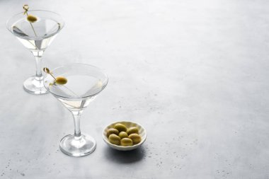 Hafif arka planda zeytinli Dry Martini, kopyalama alanı. Martini vermut kokteyli..