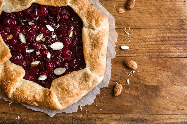 Cherry Galette Migdałami Drewnianym Bliska Kopiuj Przestrzeń Domowej Roboty Organiczny — Zdjęcie stockowe