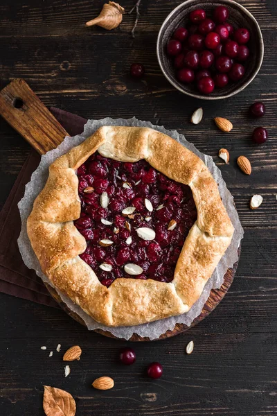 Kirsebær Galette Med Mandler Træ Top View Kopiere Plads Hjemmelavet - Stock-foto