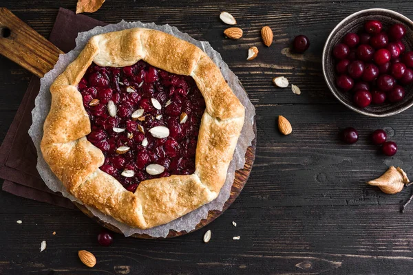 Kirsebær Galette Med Mandler Træ Top View Kopiere Plads Hjemmelavet - Stock-foto