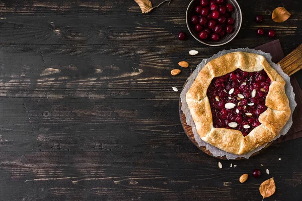 Kirsebær Galette Med Mandler Træ Top View Kopiere Plads Hjemmelavet - Stock-foto