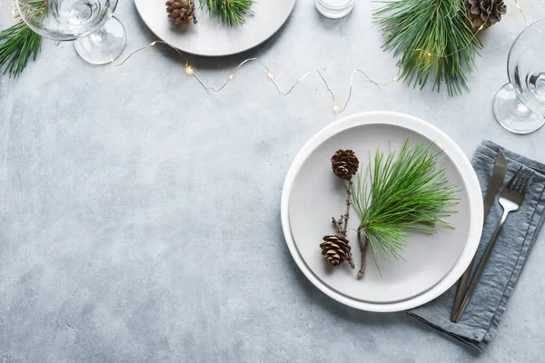 Ensemble Table Noël Avec Branches Cônes Pin Sur Table Gris — Photo