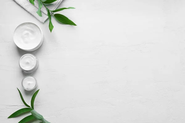 Natuurlijke Cosmetische Hygiënische Crème Met Handdoek Groene Planten Witte Achtergrond — Stockfoto