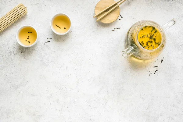 Conceito Chá Bule Transparente Xícaras Chá Com Chá Verde Composição — Fotografia de Stock