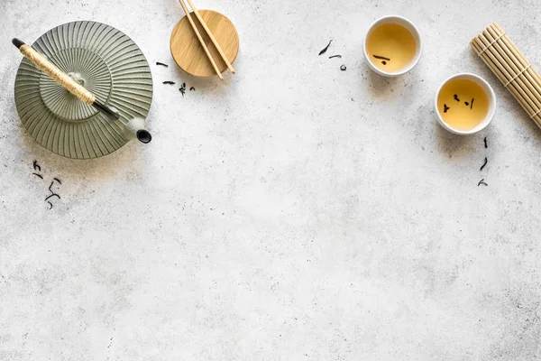 Conceito Chá Bule Ferro Xícaras Chá Com Chá Verde Composição — Fotografia de Stock