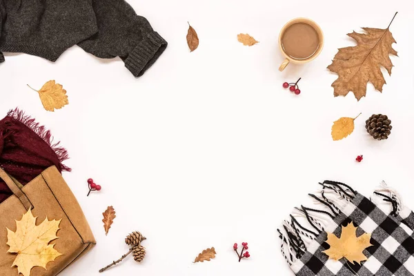 Herfst Compositie Suède Zak Gezellige Kleding Herfst Bladeren Koffie Geïsoleerd — Stockfoto