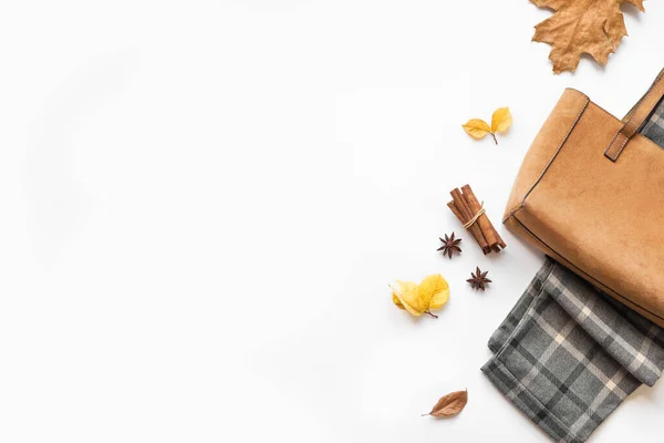 Herfst Compositie Suède Tas Gezellige Kleding Herfstbladeren Witte Achtergrond Vlakke — Stockfoto