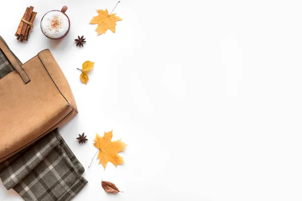 Herfst Compositie Koffie Suède Tas Gezellige Kleding Herfst Bladeren Witte — Stockfoto