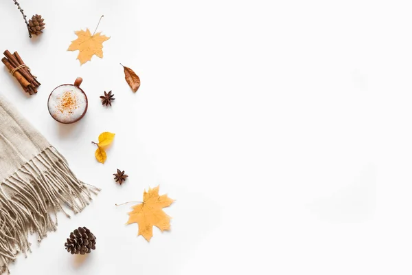Herfst Compositie Met Warme Sjaal Kopje Koffie Seizoensgebonden Herfstgezelligheid Met — Stockfoto