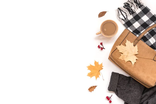 Jesienny Kompozycja Kawa Zamszowy Worek Przytulny Odzież Jesienny Liść Odizolowany — Zdjęcie stockowe