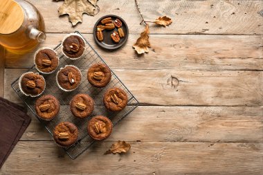 Sonbahar Kahvaltısı. Fındıklı ev yapımı Balkabağı Baharatlı Kekler, üst görünüm, fotokopi alanı. Sonbahar mevsimi pişirme. 