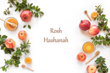 Rosh Hashanah Yahudi Yeni Yıl tatili konsepti. Geleneksel sembollerin yaratıcı düzeni - elmalar, bal, nar beyaza izole edilmiş, üst görünüm, boşluk kopyala.